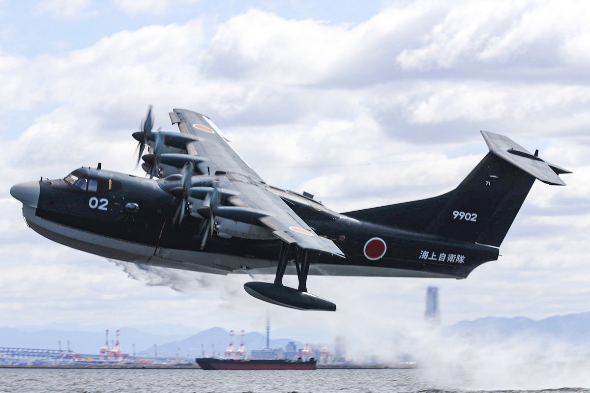 US-2救難飛行艇9902号機、海自へ引き渡し飛行で迫力離水披露