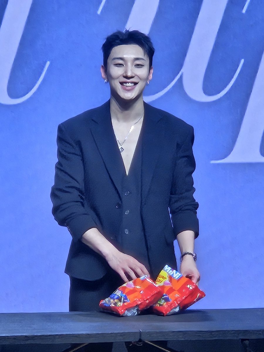 이런 해사한 미소로
사탕주는 남자사람
어떤데?

문종업 영원히 저장!

#문종업
#Holdup
#3월14
#3윌15