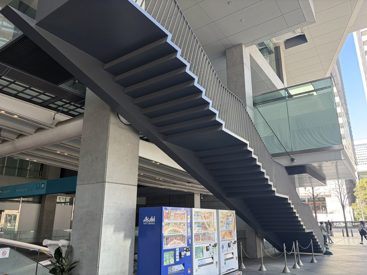 #見た人もなにか無言で階段をあげる