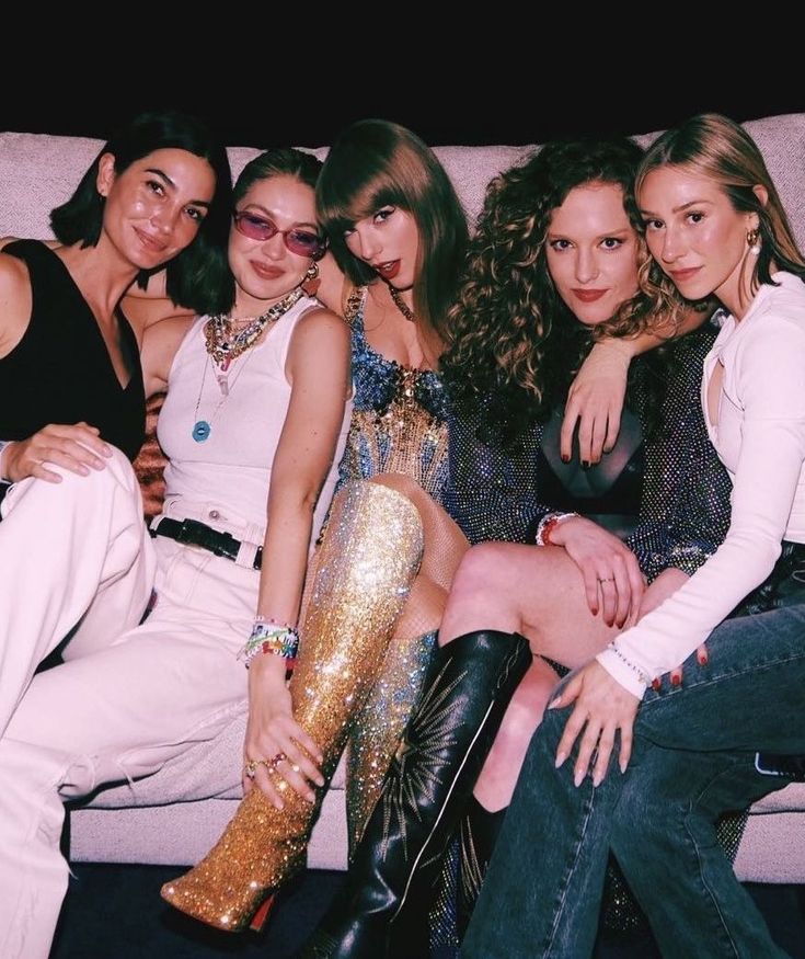 pwonderstruck13's tweet photo. Imagine being in a friend group when all the face cards are THIS lethal https://t.co/vwhHdlEa32
