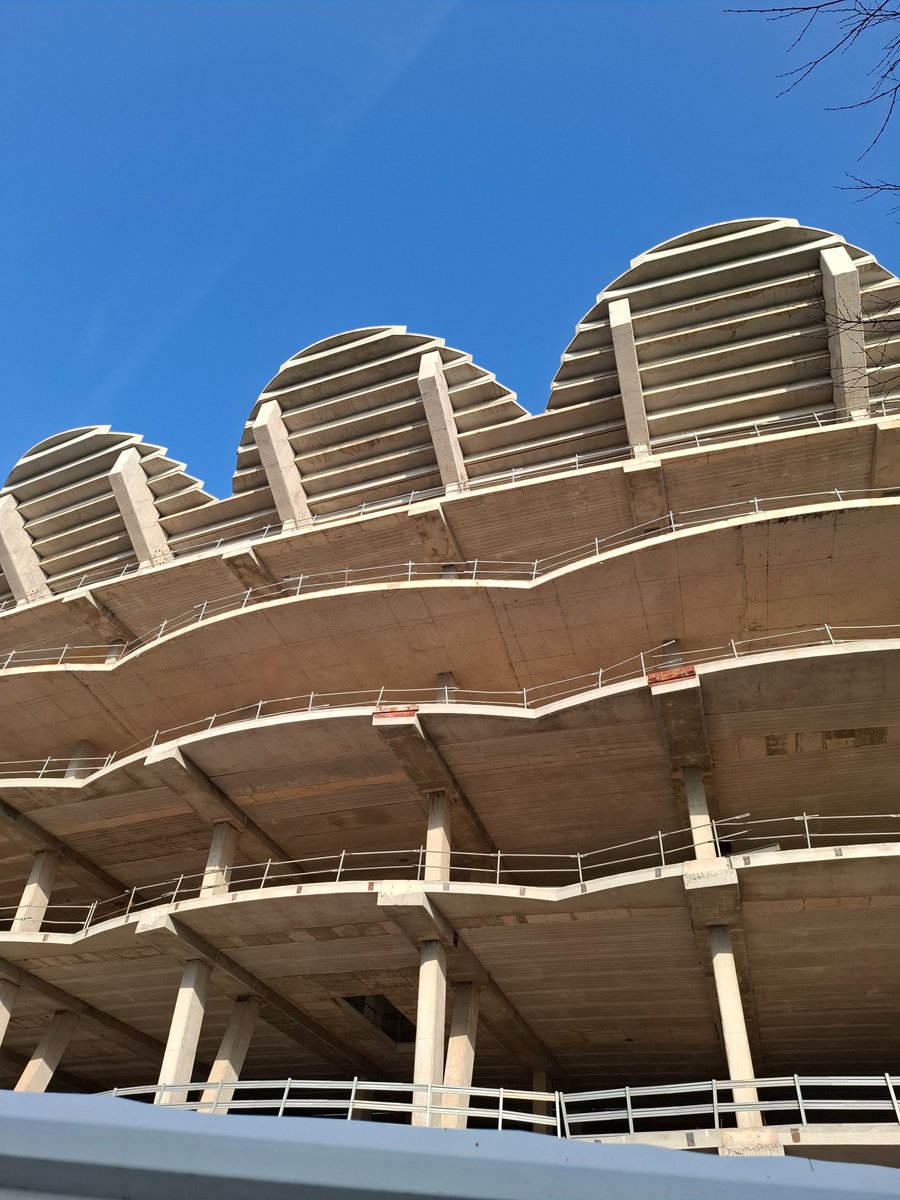 Visto dal vivo l'anno scorso, per sedermi in uno dei posti in alto dovrebbero pagarmi a peso d'oro