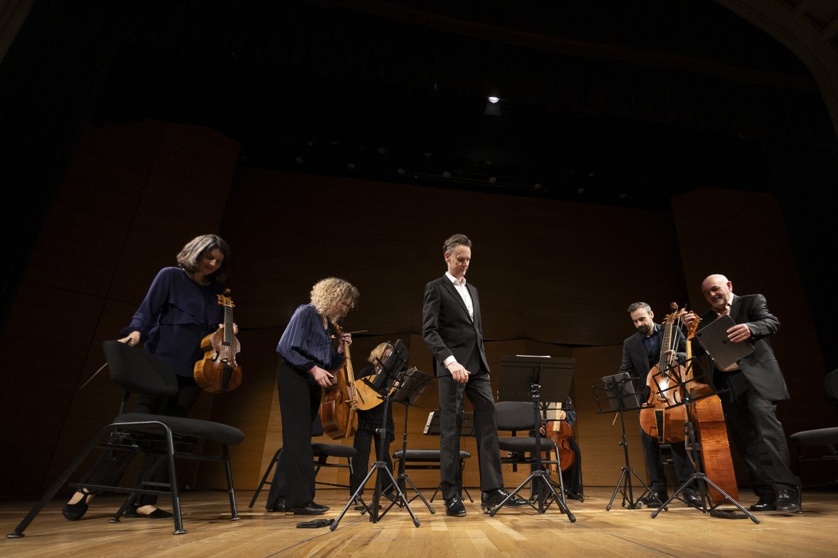 FemasSevilla's tweet photo. 🎼 Noche delicada la de ayer en Espacio Turina gracias a la sensibilidad de Ian Bostridge. Junto a Fretworks, nos trasladó a la intimidad del compositor inglés John Dowland, a quien el FeMÀS rinde homenaje en el 400 aniversario de su fallecimiento. 

📸 ©️ Lolo Vasco https://t.co/Zb8XD9x4cp