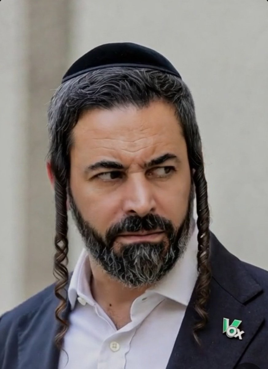 Es sorprendente ver tantas banderas rojigualdas cuando VOX es uno de los partidos cipayos de EE.UU. e Israel.