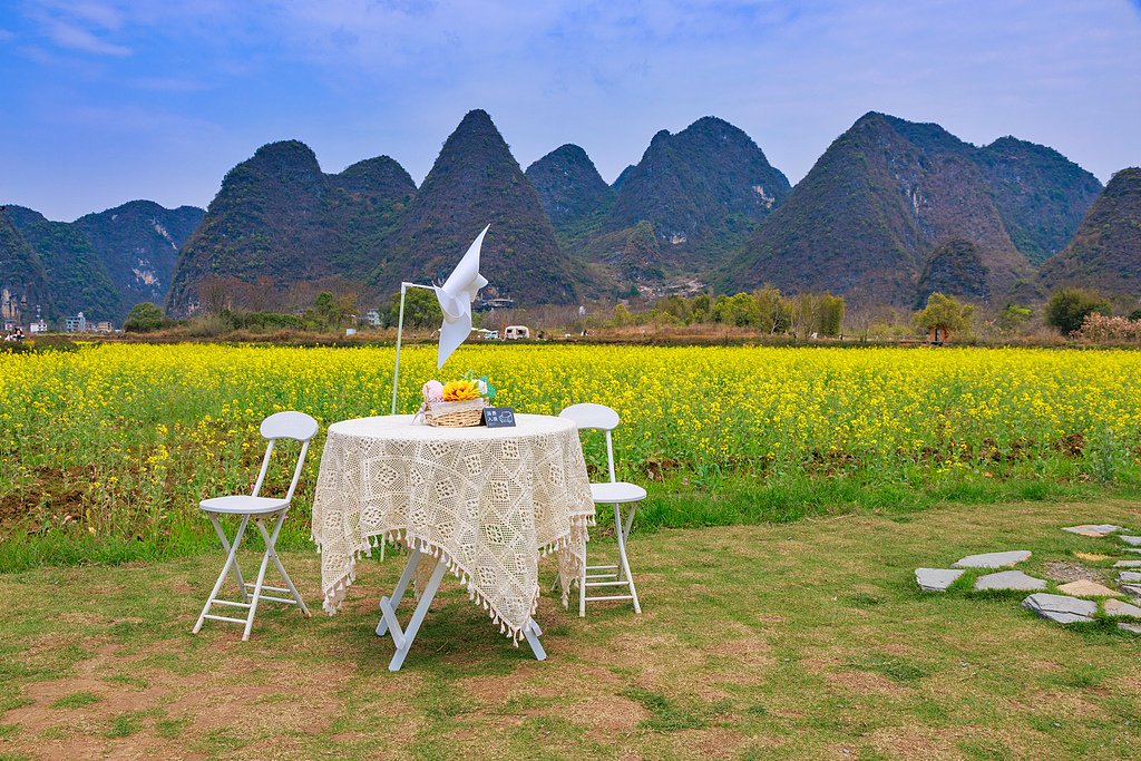 Chaque année au mois de mars, la Galerie de dix Li de Yangshuo se transforme en véritable mer dorée : les fleurs de colza sont en pleine floraison et les champs ressemblent à un immense pot de peinture renversé sur la terre.
#BelleChine #CoolChina #RedressementRural #voyage