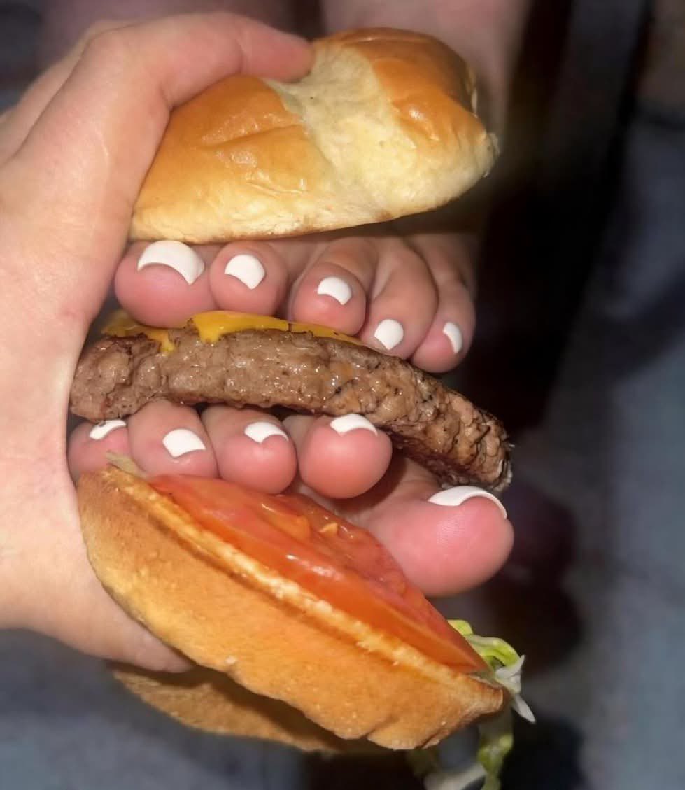dinnerfeet's tweet photo. Feet Burger 🍔 https://t.co/8xPLWccTUp