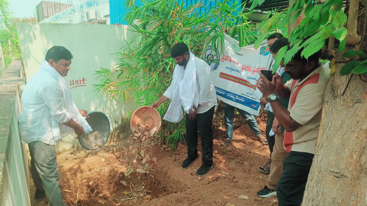 MC_Jammikkunta's tweet photo. As part of 99 days action plan.conducted cleanliness drive and Established compost unit in the new municipal office park,chairman &amp; staff participated in this event
@SwachhBharatGov @MoHUA_India 
@tksreedevi @cdmatelangana @TelanganaCMO @RoopaMishra77
@Collector_KNR 
@aclb_knr https://t.co/HcI3jBvcOr