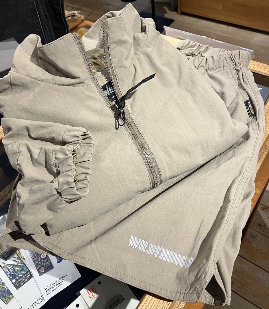 FlowerandSons's tweet image. 2026 SPRING&amp;amp;SUMMER  NEW!!
WILDTHING    mens(womens)

US NAVYのフィジカルトレーニングジャケットを再構築。
あえてショートパンツとのセットアップでご提案です。
Size S / M / L     col BEIGE
ジャケット　29700円
ショーツ　　17600円

#wildthings #新潟