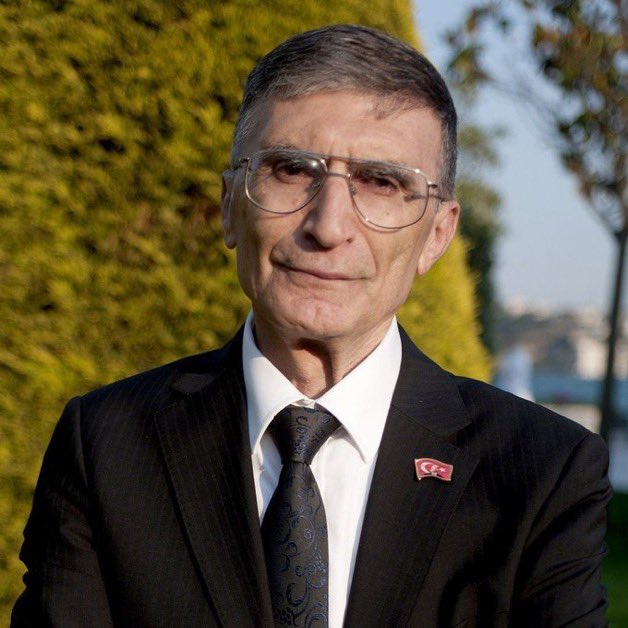 ozetgechaber's tweet photo. Prof. Dr. Aziz Sancar:

Tanıdığım en dürüst, Türkçü ve son derece mütevazı bir tarihçimizi kaybettik.

Geçen yıl bir toplantıda yan yana oturmuş ve toplantı boyunca elini tutmuştum.

Bir TV programında da Çin’in bilimde Amerika’yı geçtiğini benden öğrendiğini söylemişti.

Allah’a şükür ki onu tanıma ve sohbet etme fırsatım oldu.

Allah rahmet etsin, mekanı cennet olsun. Nur içinde yatsın.