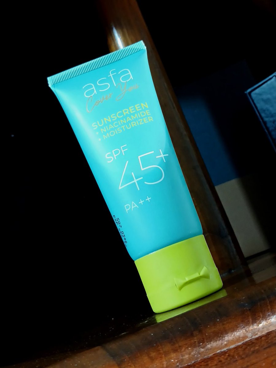 glngamnd's tweet photo. ceweku bilang no no skip sunscreen, akhirnya gua coba explore ss yg masuk di kantong. pas bgt nemu asfa ini, sizenya 60 ml tapi harganya student friendly bgt cuma 25rb. sikat lah https://t.co/wvqqDADzzg