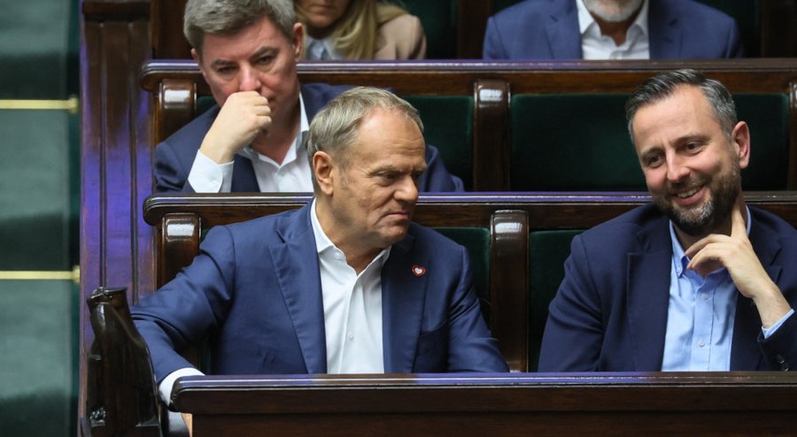 Tak sobie myślę, że jakieś 2 czy 3 lata będziemy musieli wysłać specjalna grupę pościgową za tymi dwoma aby sprowadzić ich do Polski i postawić przed sądem za zadłużenie kraju i okradanie Polaków na rzecz Niemiec.