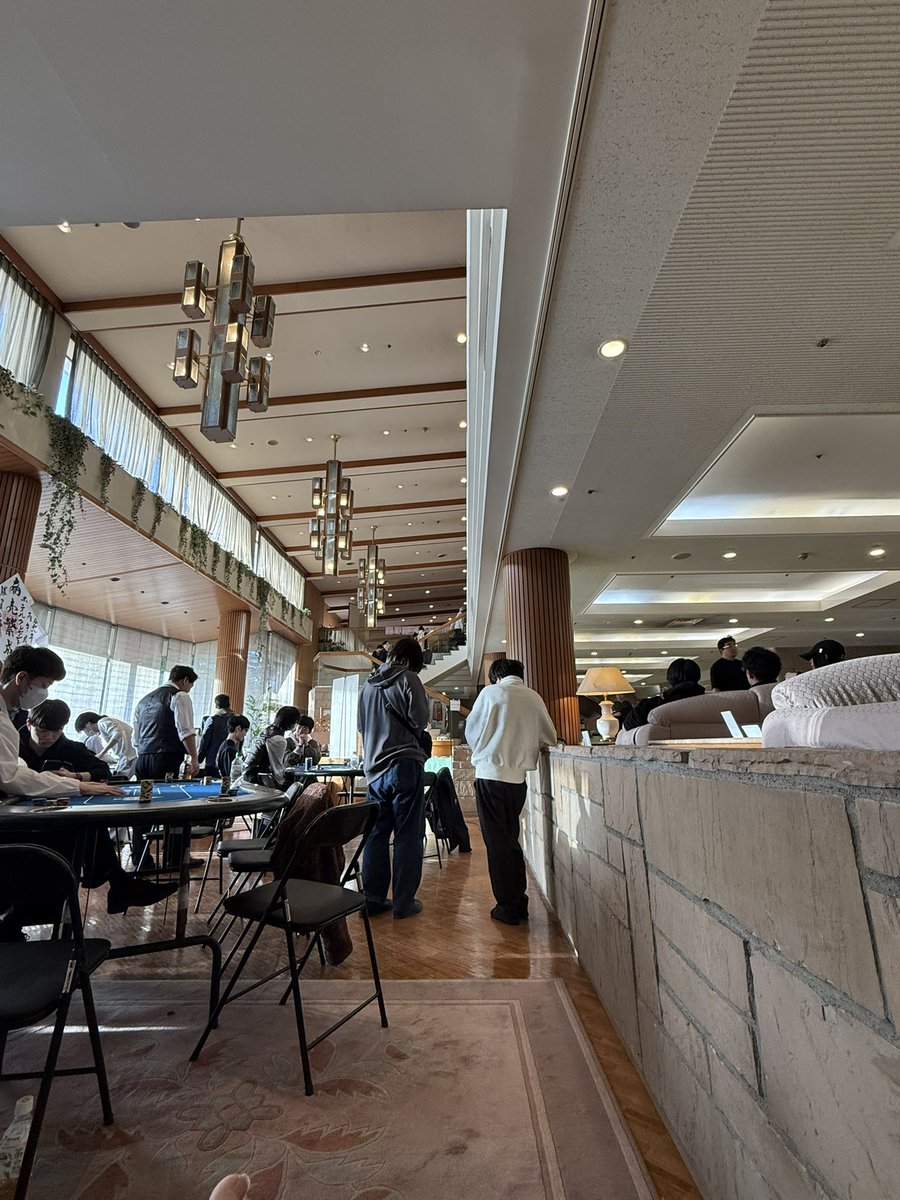 #百花繚乱
in秋保温泉　10game 出てます。
会場は2フロアに別れて全31卓。
ノンアルコールと日本酒はフリーで頂けます。ずっと飲んでるよりお猪口サイズで少しずつ飲めるのでちょうど良い。
トロフィー置場の向こうにマッサージ椅子があるのもいかにも雰囲気出てます。