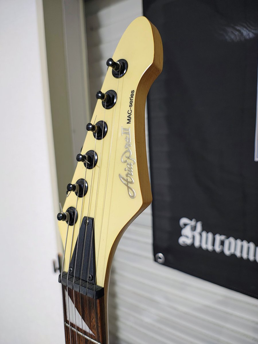 Toshi_Guitars's tweet photo. My new gear…
ということで、安ギターの王道ARIAPROIIからMACシリーズをお迎えしました！
トグルスイッチ陥没してるのは気にしないでね！

今回決め手となったのはダンカンデザインハムバッカーPU搭載！
そして、お値段16,500円でした！
俺の赤のレスポールと同じ値段！ https://t.co/KSaWYjJw0o