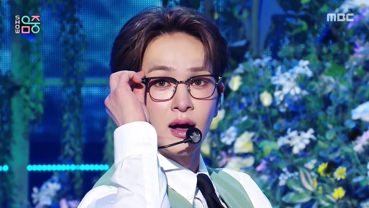 SHINeeのONEW、新曲「TOUGH LOVE」で音楽番組を熱く魅了