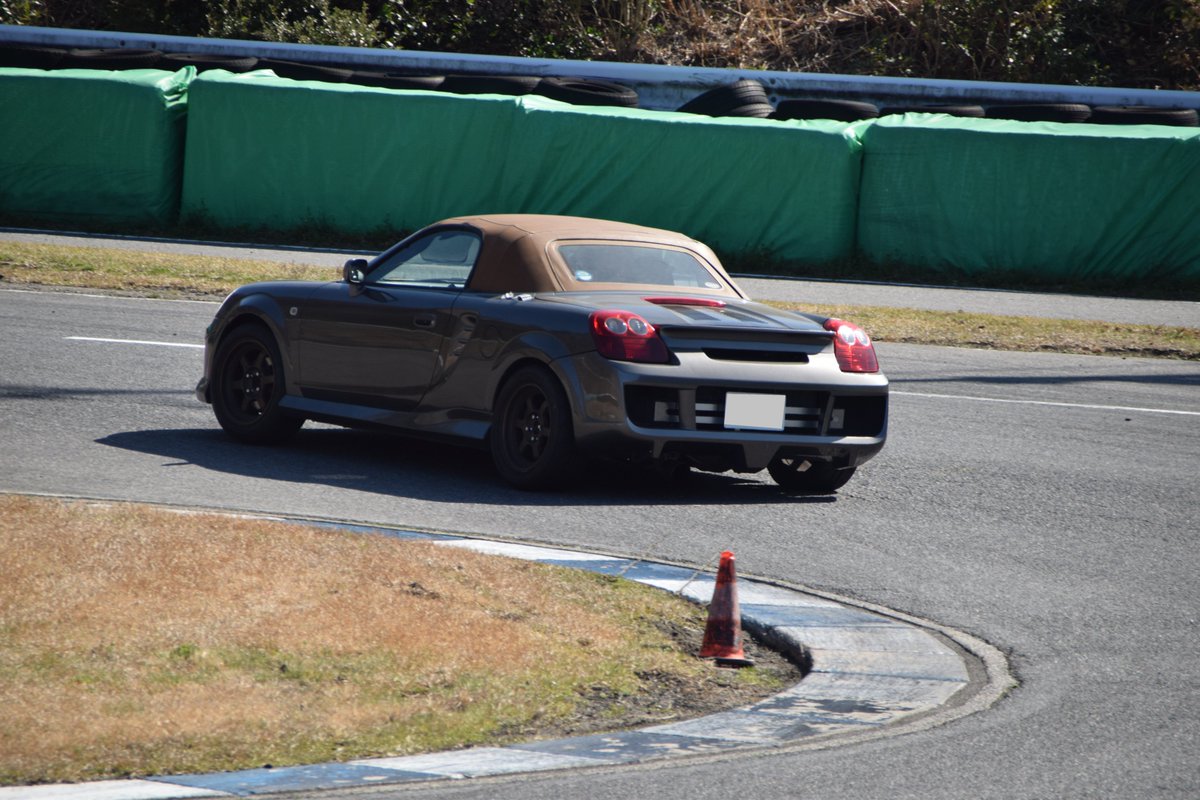 mrstyper's tweet photo. 先週は幸田サーキット、この車で2度目。1秒アップだったらしい。
次の枠はなんと走行車なし。誰もいないなら走ってみたいけど、ライセンス講習受けてないからこの日は諦めた。
内装担当のお仕事として、シフトノブ換えました。シフトブーツが赤ステッチだったのでＧＲじゃないけど、赤が決め手でした。 https://t.co/bH1cB4v4ct