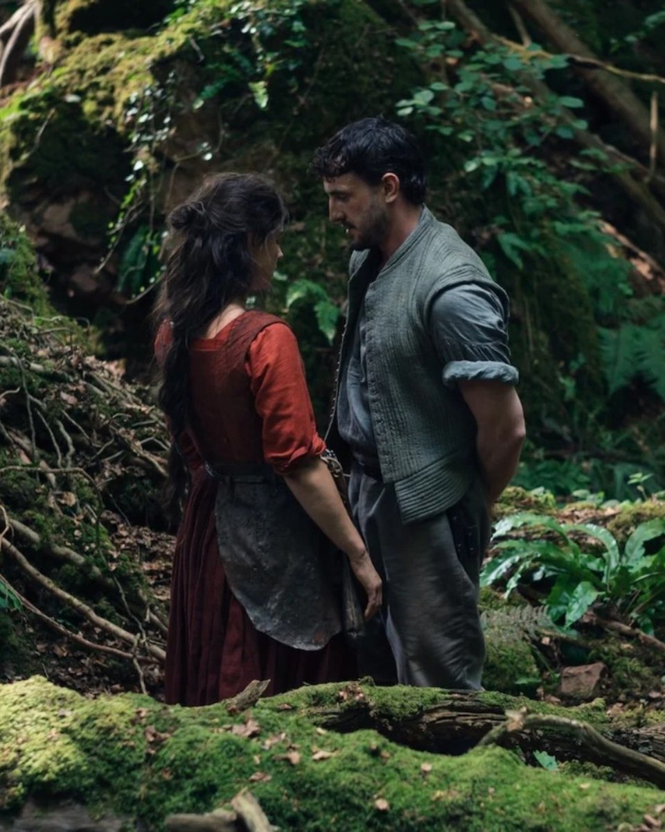 Oscars Weekend ✨ We’re Rooting for Hamnet - a story of family, love and the English countryside.
We’ll always have a soft spot for stories where nature carries the emotion 🌾 🤍 

Images courtesy of Universal Pictures.