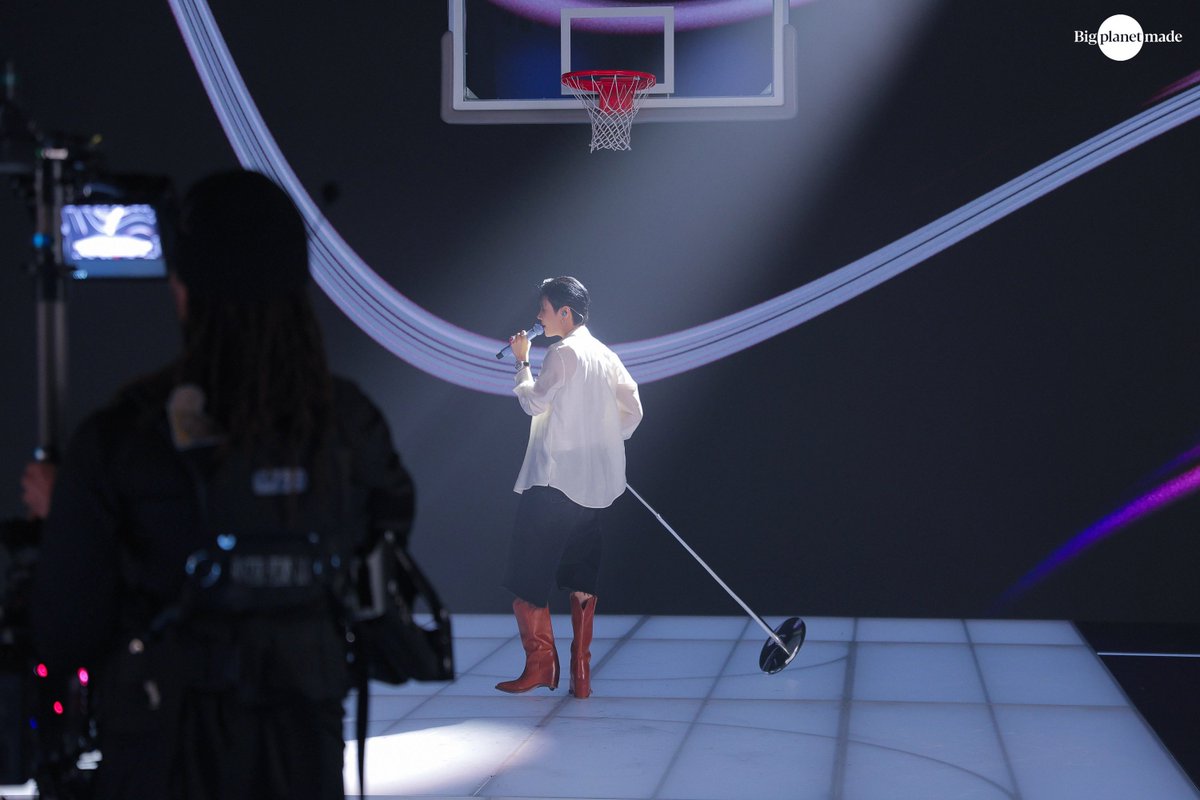 Behind Taemin tweet media