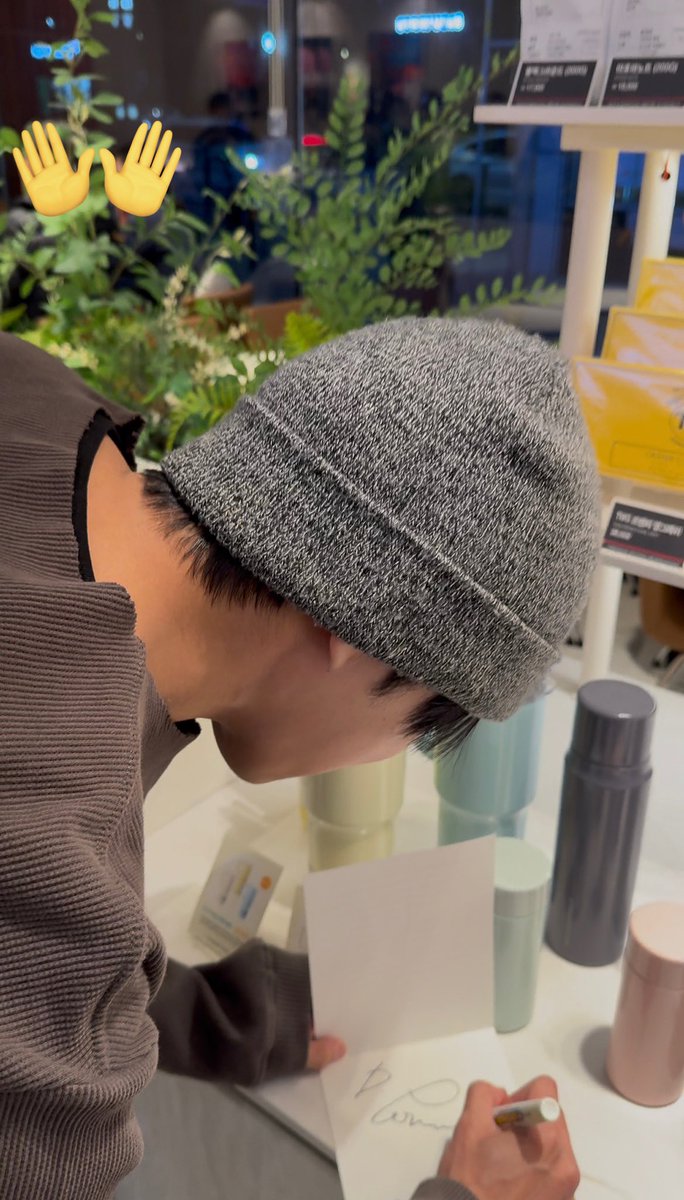 daily_T2's tweet photo. 베리베리 동헌, 강민 봄
짱 친절하시고 잘생기셨다………………..🥹🥹 https://t.co/0CyZJJVE5z