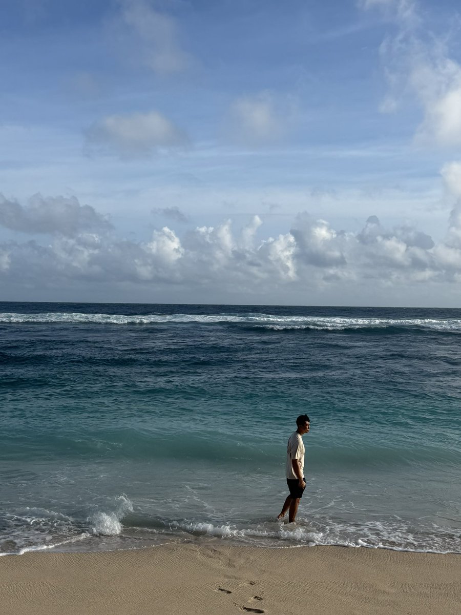 จินโยกอยู่ในฟลอร์ tweet media