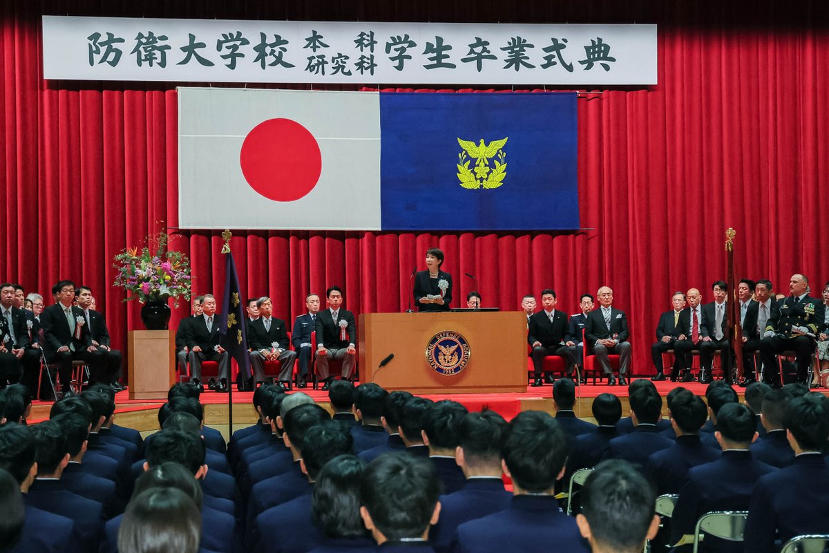 Image for the Tweet beginning: 本日、防衛大学校の卒業式、任命・宣誓式に出席しました。卒業生の皆さん、そしてそのご家族の皆様に、心からお祝い申し上げます。 