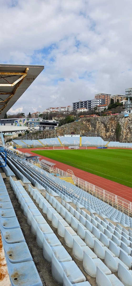 FlooooooooooK's tweet photo. Après Henningsvaer en Norvège et Eiði aux Îles Féroé, la liste continue de grandir avec le Stadion Kantrida de Rijeka. 
Magnifique stade construit à même la falaise et en bord de mer. https://t.co/MLvS2EKZMZ
