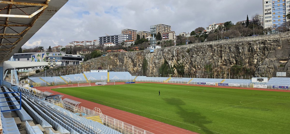 FlooooooooooK's tweet photo. Après Henningsvaer en Norvège et Eiði aux Îles Féroé, la liste continue de grandir avec le Stadion Kantrida de Rijeka. 
Magnifique stade construit à même la falaise et en bord de mer. https://t.co/MLvS2EKZMZ