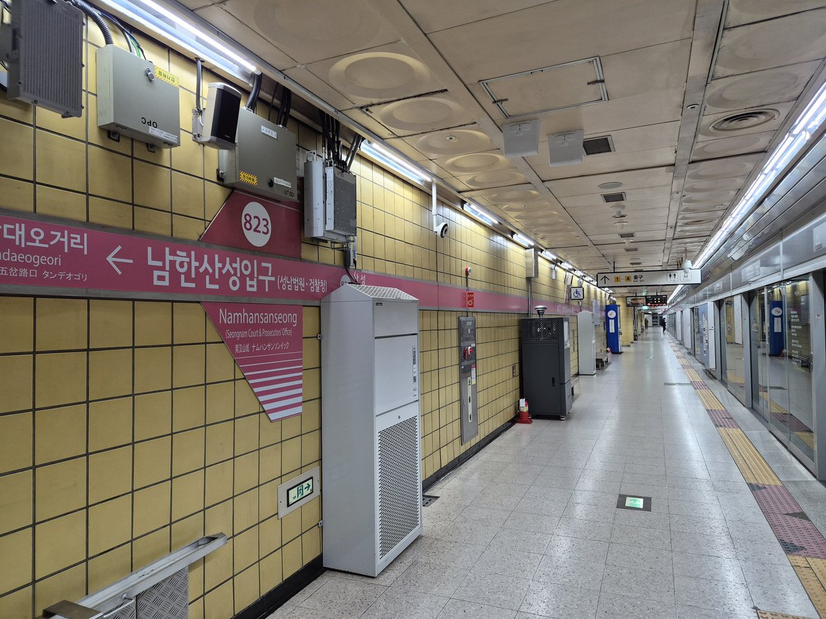 뜯겨나간 정차위치표지의 흔적
아젝 남아있는 곳이 있을까?