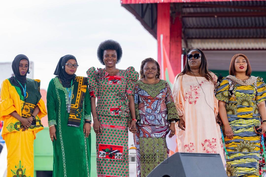 NtareHouse's tweet photo. SE @GeneralNeva a manifesté son soutien,sa joie et sa fierté à l’égard de la ligue des femmes du @CnddFdd, actrices engagées au développement.
Des chants et danses ont agrémenté ce rendez-vous, rehaussé par la présence des délégations étrangères venues de la Tanzanie et de la RDC https://t.co/Ks3Mu5BcJg