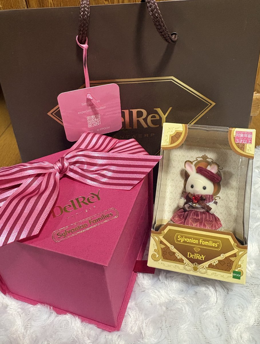 nui2ami2's tweet photo. 先日ゴスレのシルバニアあげた友人がたまたま阪神に行ったらデルレイが今日まで催事やってて、たまたまお店入ったらシルバニアコラボがラスイチで売ってて、買ってプレゼントしてくれた🥹友人はデルレイコラボのこと知らんのに🥹偶然すぎて���こんなことあっていいの🥹 https://t.co/MyPB0EviFC