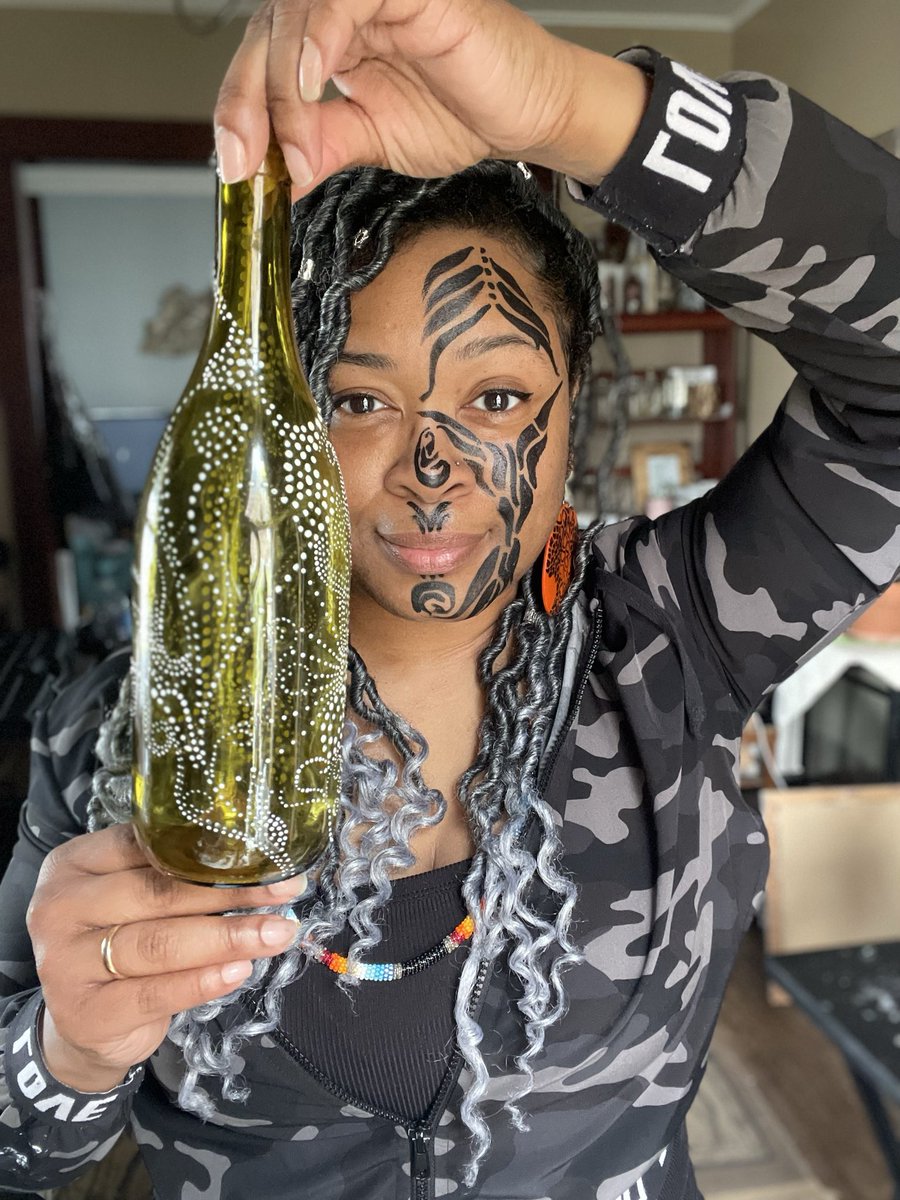miouxnie's tweet photo. My art. Painting and drawing on bottles

https://t.co/5wzv8cLYAX https://t.co/oZZq4vo5YJ