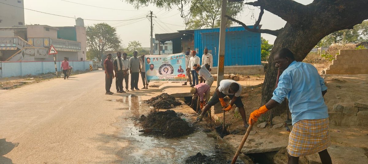 CommisionerMak1's tweet photo. 99days  Programme,sanitation drive was conducted in Ward No.5 of Makthal ULB,removal of garbage,clearing of bushes,cleaning of drains.#PrajaPalanaPragatiPranalika99daysactionplan #swachhsurvekshan2025 #TelanganaRising2047
@cdmatelangana
@TelanganaCMO @collector_nrpt https://t.co/fTPKTbsHGz
