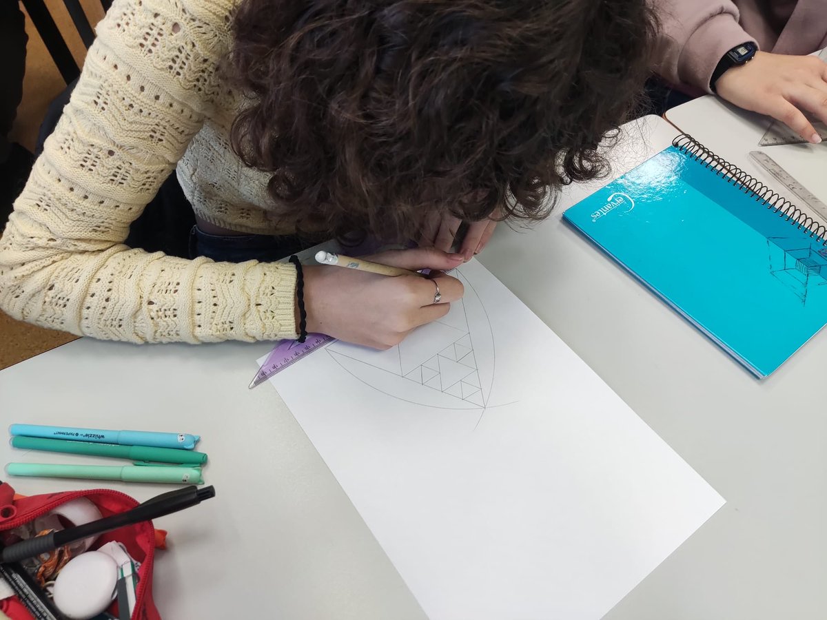 EstalmatMurcia's tweet photo. Este sábado, la IV Promoción de EsTalMat ha trabajado el fascinante mundo de los fractales, explorando figuras que repiten sus patrones a diferentes escalas y que aparecen tanto en las matemáticas como en la naturaleza.
@FundacionSeneca
-
-
-
-
-
-
#fractales #matematicas https://t.co/aXvouWT2UQ