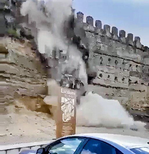 Ha colapsado parte del Castillo de Escalona (Toledo) y podría haber causado una tragedia pues había visitantes. No sé de quién son las competencias pero:
-Gobierno de España: PSOE
-Gobierno de Castilla La Mancha: PSOE
-Gobierno Municipal: PSOE