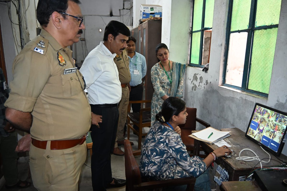 🚨 यूपी पुलिस SI भर्ती परीक्षा को लेकर बलिया प्रशासन मुस्तैद!
​DM और SP ने सतीश चंद्र व गुलाब देवी महाविद्यालय स्थित परीक्षा केंद्रों का औचक निरीक्षण किया।
​CCTV, बायोमेट्रिक व सुरक्षा व्यवस्थाओं का जायजा लेकर अधिकारियों को पारदर्शी व नकलविहीन परीक्षा के लिए सख्त निर्देश दिए।