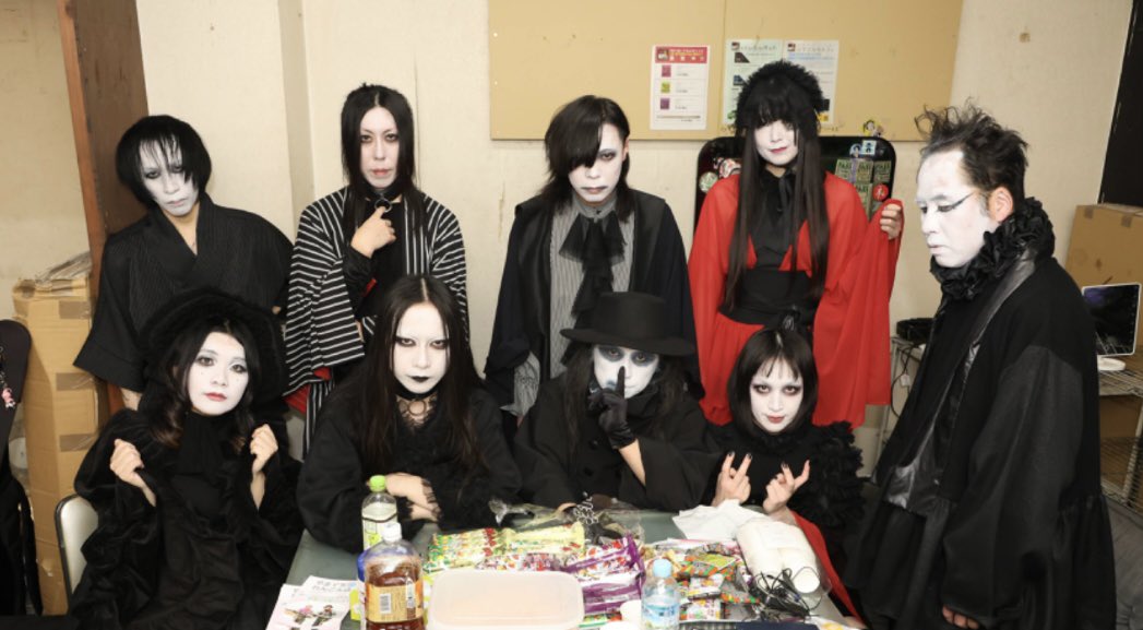 15sso_official's tweet photo. 南堀江SOCORE FACTORY『奇界葬』、終幕‼︎
目劇いただきました皆様、誠に有難う御座いました‼︎

☟本日のセットリストと終演後の楽屋寫眞をドウゾ。 https://t.co/04A3am0SNy