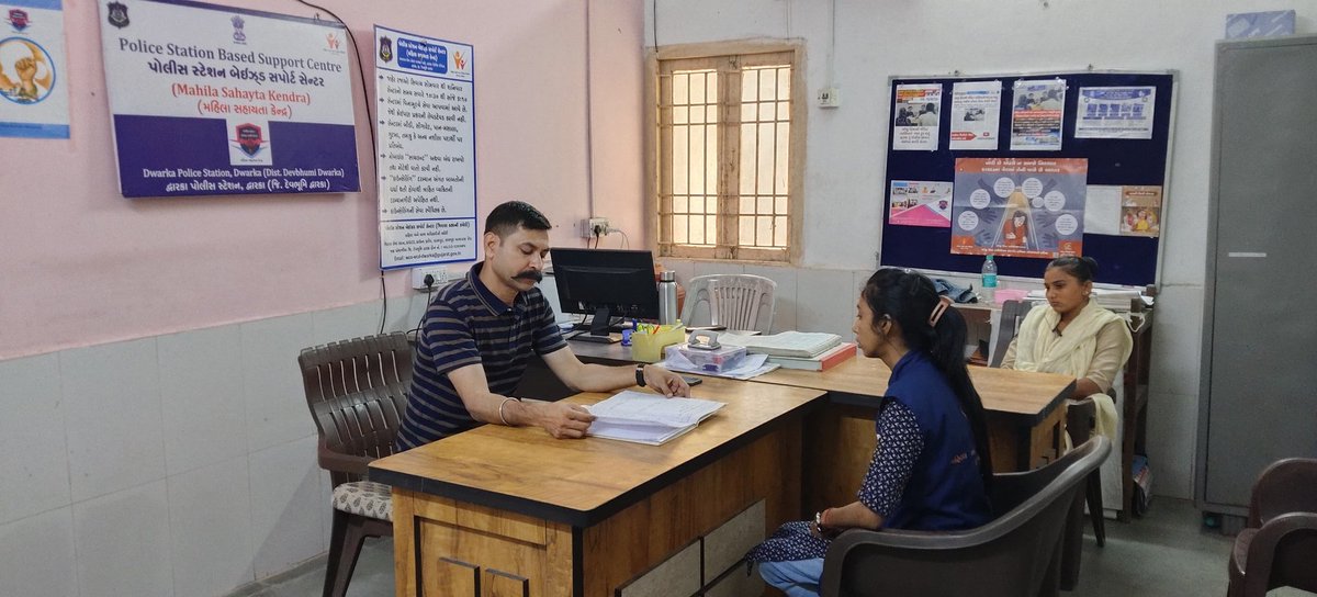 આજ રોજ જિલ્લા મહિલા અને બાળ અધિકારીશ્રી દ્વારા પોલીસ સ્ટેશન બેઇઝ્ડ સપોર્ટ સેન્ટર દ્વારકાની મુલાકાત લઈ સેન્ટર પર આવતા કેસો અંગે સમીક્ષા કરી જરૂરી સૂચનાઓ આપવામાં આવી.