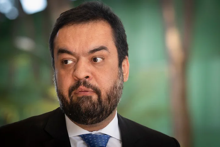 Assessor de Cláudio Castro diz que Palácio Guanabara é ‘gabinete do crime organizado do Rio’ e é exonerado. Em entrevista a podcast, advogado Victor Travancas, conhecido pelas idas e vindas em cargos públicos, fez série de acusações contra a gestão (O Globo)