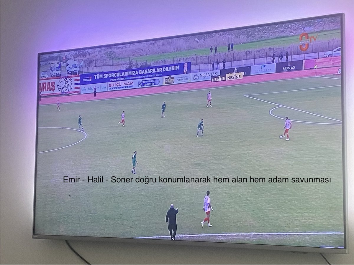 KutayTokk's tweet photo. K.Maraş İstiklalspor – Bursaspor Maç Sonu

(Mustafa Er 2. Lige Fazla Geldi)

Maçtan önce iki takımın nasıl bir oyun ortaya koyacağını merak ediyordum. İki takım da kendi oyununu oynamaya çalıştı ama sahadaki organizasyon kalitesi açısından Mustafa Er’in planının ağır bastığı bir karşılaşma izledik.

Maçın en önemli taktik restleşmesi, İstiklalspor’un “pasla çıkacağım” ısrarına karşı Bursaspor’un “pasla çıkartmıyorum” cevabıydı. Bu restleşmenin kazananı çok net şekilde Bursaspor oldu.

Bursaspor’un rakibi karşılama planı oldukça değerliydi. Bu planı görsellerle de paylaşacağım. İstiklalspor oyun kurarken Bursaspor ön alanda rakibini üç oyuncuyla karşılamayı tercih etti.

Saha içi konumlanma zaman zaman 4-3-3, stoperin merkeze çıkmasıyla 3-4-3, rakip 6 numaranın stoper arasına girmediği anlarda ise 4-3-1-2 şeklinde değişken bir yapı gösterdi.

Bu karşılamanın detayına bakarsak; Bursaspor ön alanda Emir – Halil – Soner üçlüsüyle rakip sahaya yerleşti. Soner rakibin 6 numarasıyla eşleşirken, Emir Kaan Burak Kavlak’ı, Halil ise Hasan Hatipoğlu’nu kontrol etti.

Bursaspor merkezden bir oyuncuyu ön hatta gönderirken iki kanat oyuncusunu biraz daha iç blokta konumlandırdı. Eyüp ise merkezin göbeğinde kaldı. Bu konumlanmanın riski, İstiklalspor’un merkezde +1 sayısal üstünlük yakalamasıydı. Ancak Batuhan ya da Alperen pozisyona göre merkeze çıkarak bu üstünlüğü tamamen ortadan kaldırdı.

İstiklalspor’da önceki maçlarda oyun kurucu rolünde gördüğümüz Akarslan bu maçta daha çok bitirici rolünde oynadı ve oyun kurma sorumluluğu Hasan Kılıç’a kaldı. Hasan Kılıç ise geldiği günden beri sergilediği vasat performanslardan birini daha ortaya koydu.

Maçı iki bölüme ayırmak gerekiyor: ilk 58 dakika ve kalan bölüm.

İlk 56 dakikalık bölümde Bursaspor’un maçı kaybedeceğine dair en ufak bir his oluşmadı. Bu durum ligin ikinci sırasında yer alan İstiklalspor adına ciddi bir problem. İç sahada kazanmak zorunda olduğun bir maçta rakibi 56 dakika boyunca tehdit edememek ve oyun üstünlüğü kuramamak, Bayram Bektaş’ın üzerinde düşünmesi gereken konulardan biri.

Açık söylemek gerekirse Bursaspor’un bu maçı kazanma zorunluluğu olsaydı maçı kazanıp gidebilecek bir görüntüsü vardı. “O zaman İstiklalspor farklı oynardı” söylemi çok ikna edici değil. Bu maçta iki teknik adam arasındaki organizasyon farkı sahaya çok net yansıdı.

Bursaspor için işler yolunda giderken 58. dakikada yapılan değişikliklerin oyun açısından doğru olmadığını düşünüyorum. Bu hamleler hücum gücünü biraz daha düşürdü. İstiklalspor’un risk alacağı bölümde Halil’in bulacağı boşluklar çok daha büyük tehdit yaratabilirdi.

Buna rağmen Bursaspor’un rakip baskısı yemeden maçı bitirebilmesi önemli bir detay.

İstiklalspor’un İsmail ile kaçırdığı ve Süleyman’ın ıskaladığı pozisyonlar dışında ciddi bir fırsatı olmadı. Buna karşılık Bursaspor deplasmanda çok daha net pozisyonlar buldu.

Bugün İstiklalspor kazanabilir ya da kaybedebilirdi, bu ayrı bir konu. Ama lig ikincisi bir takımın en azından maçın belli bir bölümünde oyun üstünlüğünü ele alması gerekiyordu.

Bayram Bektaş’ın Alihan hamlesinde geç kalması ve oyunu kontrol edemedikleri anlarda merkezden bir oyuncu çıkarıp çift forvete dönmesi de işleri daha zorlaştırdı. Bu hamleden sonra İstiklalspor’un hücum organizasyonu tamamen dağıldı.

Çift forvete dönüldükten sonra sahada ilginç bir görüntü oluştu: Bir grup oyuncu 1. bölgede topu çıkarmaya çalışırken diğer grup oyuncu 3. bölgede onları bekliyordu. 2. bölge bağlantısı tamamen koptu.

Bursaspor’un Muş deplasmanı ilk gole kadar çok daha zor geçmişti. Bugün kazanamamış olsalar bile sahada çok daha rahat bitirdikleri bir maç oynadılar.

Bursaspor’un Muş ve İstiklalspor maçlarında 2’de 2 yapamayacağını söylemiştim. Kağıt üzerinde tahmin doğru çıktı ama asıl doğru okuma şu olurmuş: Bursaspor bu iki maçtan mağlubiyet çıkarmaz.

Son olarak Bursaspor’un rakip karşılama planına dair bazı görselleri de paylaşacağım.