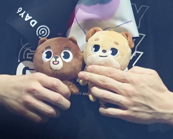 Sungnlight's tweet photo. Me with bangdon vs @d_ddeblue with bangdon. https://t.co/yFQrjAP1gq