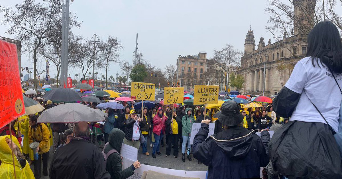 InterAjBCN's tweet photo. A @LaIntersindical no validem pèrdues de drets en despatxos tancats ni signem acords a l'esquena de la plantilla.
La nostra força és al carrer, lluitant amb les que sostenen Barcelona cada dia.
Mireu les imatges d'una jornada èpica sota la pluja! 📸👇 https://t.co/XoYXLJypR0