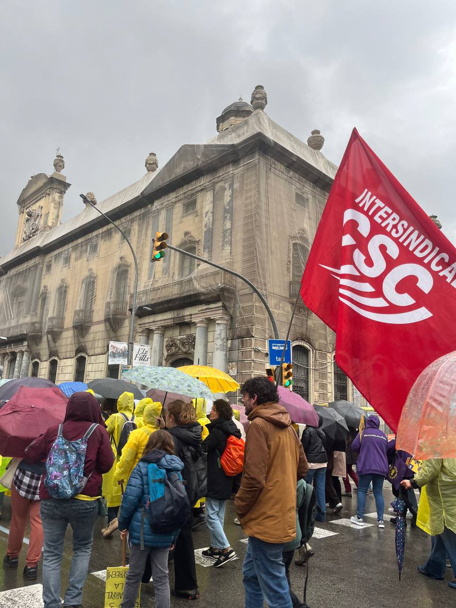 InterAjBCN's tweet photo. A @LaIntersindical no validem pèrdues de drets en despatxos tancats ni signem acords a l'esquena de la plantilla.
La nostra força és al carrer, lluitant amb les que sostenen Barcelona cada dia.
Mireu les imatges d'una jornada èpica sota la pluja! 📸👇 https://t.co/XoYXLJypR0