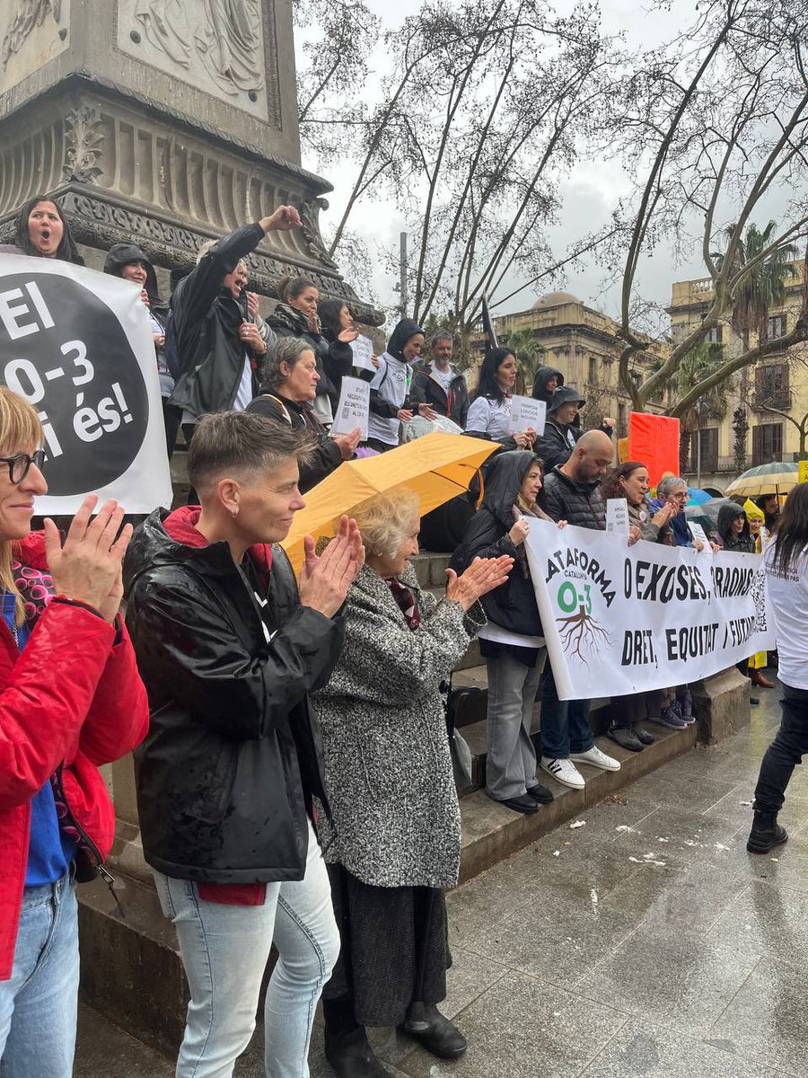 InterAjBCN's tweet photo. A @LaIntersindical no validem pèrdues de drets en despatxos tancats ni signem acords a l'esquena de la plantilla.
La nostra força és al carrer, lluitant amb les que sostenen Barcelona cada dia.
Mireu les imatges d'una jornada èpica sota la pluja! 📸👇 https://t.co/XoYXLJypR0