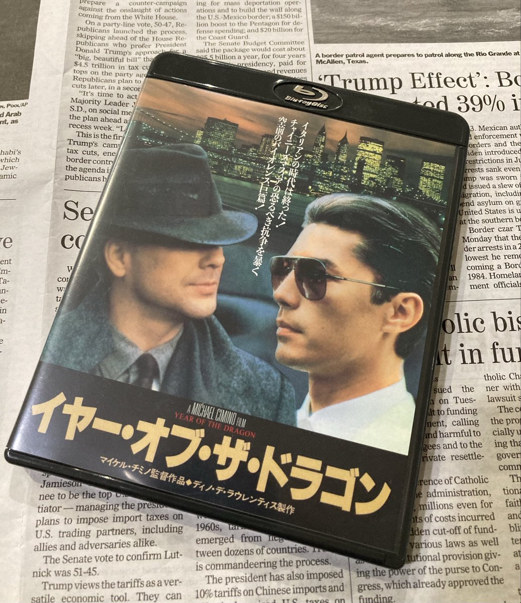 Yamaguci1971's tweet photo. これ観てます。
#イヤーオブザドラゴン
#YearOfTheDragon
#マイケルチミノ 監督の傑作は #ディアハンター なのはわかってるけど、イケメン二人が闘う刑事アクションはありそうでなかった。
なにより、白いスーツの #ジョンローン が素敵過ぎます。 https://t.co/PTWocvpl4Z