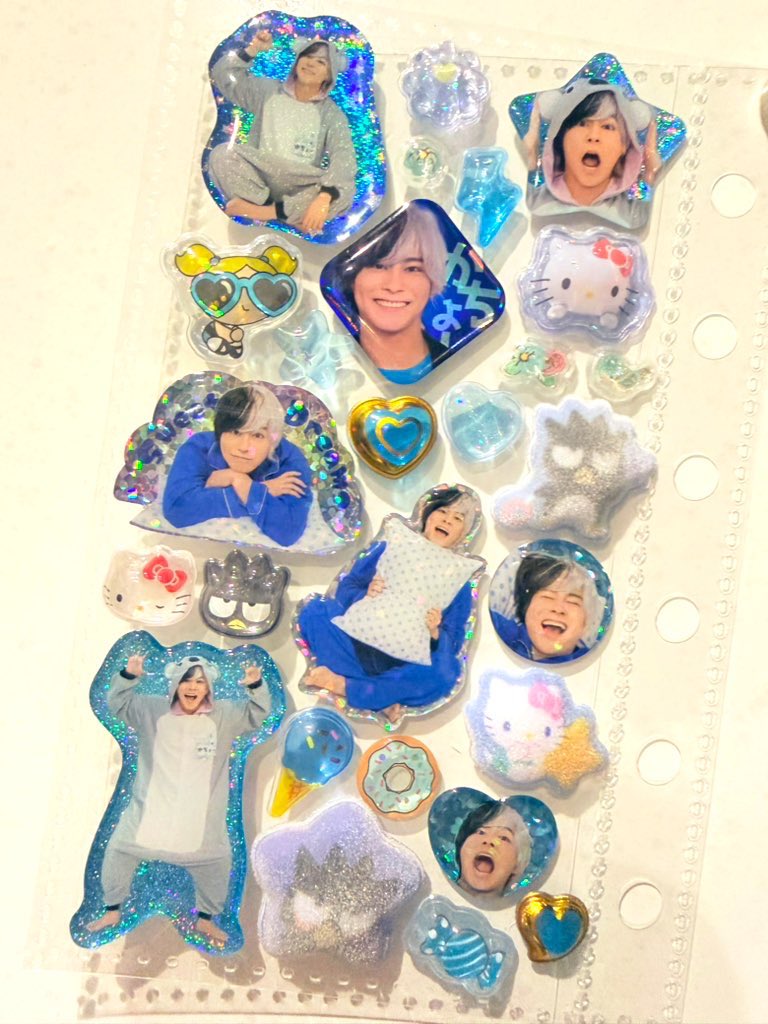 _maikitttty's tweet photo. 今日これ持ってって見て���らえば良かったな～🥹🤍流行りのシールいろいろ組み合わせて、めちゃくちゃ可愛く仕上がったお気に入りページなんだよ～🤍💙🤍

動画もちゃんと撮れば良かった🥹
反省点は次の鼻ほじチャンスで活か��う✌️💙
あとおそろいって言っちゃったけど、実は色違いなんだよね😏🕶️✩ https://t.co/84MqLhqIse
