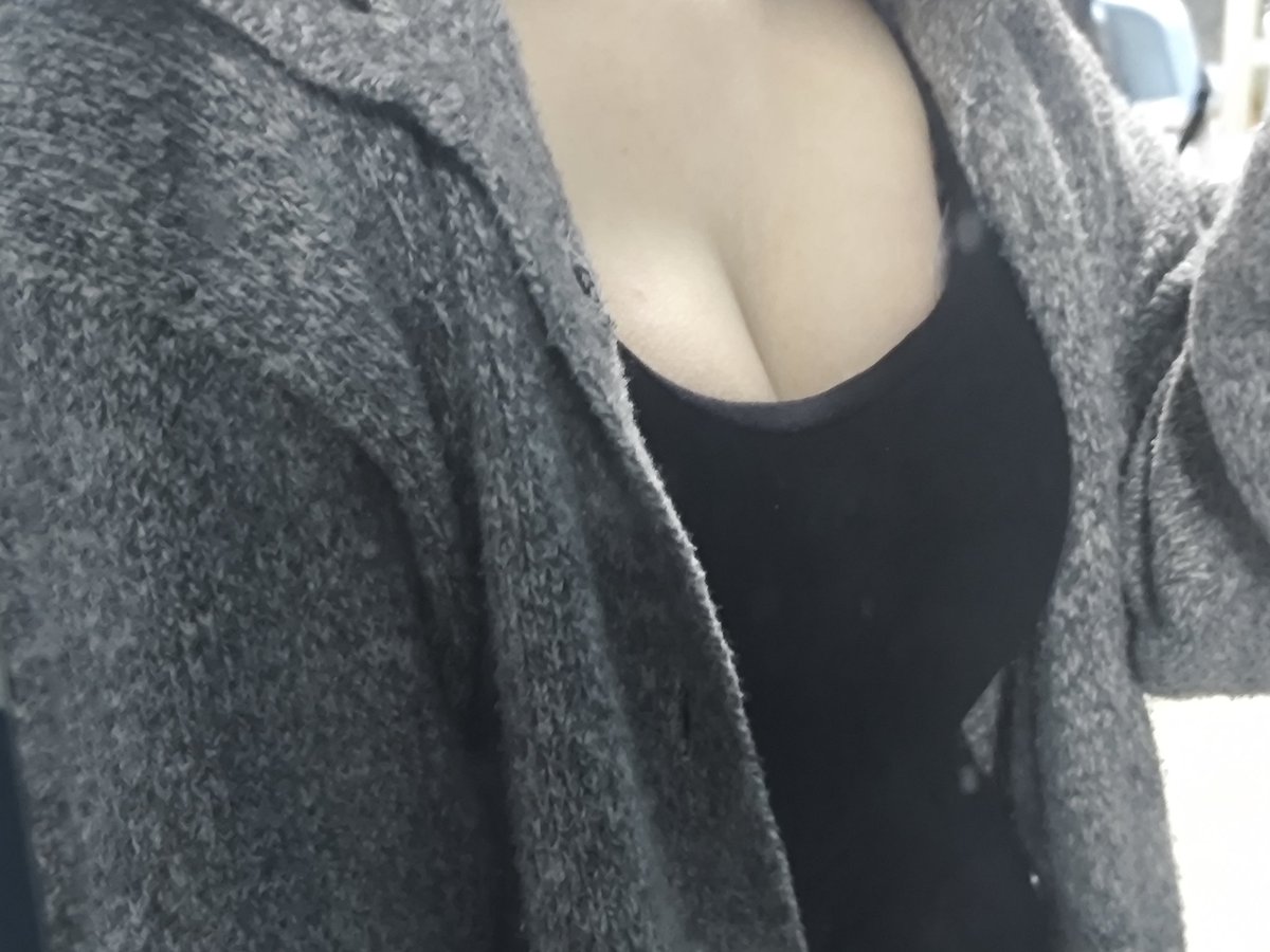 lancxue's tweet photo. @ltinxn291415 家里姐姐比较多，所以小时候经常穿姐姐不要的衣服然后慢慢就开始了 https://t.co/bOAKTMwEeo