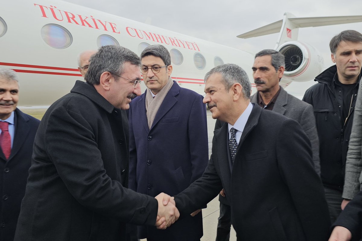 📍Bingöl Havalimanı

Bir dizi programa katılmak üzere Bingöl’e teşrif eden Cumhurbaşkanı Yardımcımız Sayın Cevdet Yılmaz’ı, Bingöl il protokolü ile birlikte havalimanında karşıladık.

Gerçekleştirecekleri programların bölgemiz için hayırlara vesile olmasını temenni ediyorum.
