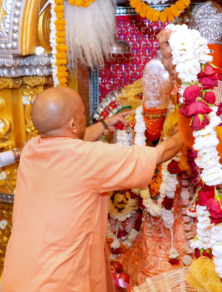 CMOfficeUP's tweet photo. मुख्यमंत्री @myogiadityanath जी ने आज जनपद सहारनपुर में माँ शाकुम्भरी देवी मंदिर एवं बाबा भूरादेव जी मंदिर में दर्शन-पूजन कर लोकमंगल हेतु प्रार्थना की। https://t.co/zxxXtTWwYd