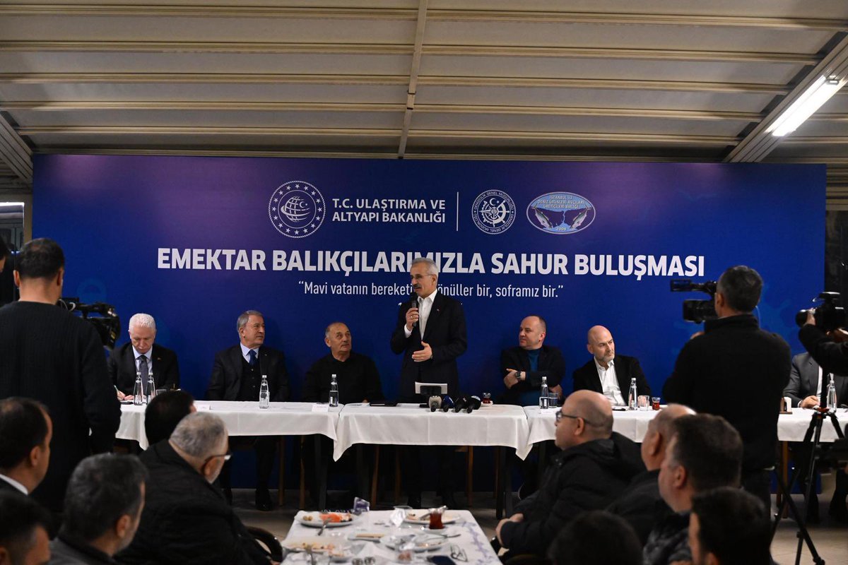 istdembir's tweet photo. İstanbul İli Deniz Ürünleri Avcıları Üreticileri Birliği tarafından düzenlenen Sahur Buluşması Ulaştırma ve Altyapı Bakanı Sayın Abdulkadir Uraloğlu ve beraberindeki heyetle gerçekleştirildi.

Balıkçılık sektörünün mevcut sorunları, çözüm önerileri ve geleceğe yönelik beklentilerin ele alındığı programda sektör temsilcileri ile devletimizin kıymetli yöneticileri aynı sofrada bir araya geldi.

Programa;

Ulaştırma ve Altyapı Bakanı Sayın Abdülkadir Uraloğlu,
Eski Milli Savunma Bakanı Sayın Hulusi Akar,
Eski İçişleri Bakanı Sayın Süleyman Soylu,
Ulaştırma ve Altyapı Bakan Yardımcıları Sayın Durmuş Ünüvar ve Sayın Ömer Fatih Saylan,
İstanbul Valisi Sayın Davut Gül,
Denizcilik Genel Müdürü Sayın Ünal Baylan,
Tersaneler ve Kıyı Yapıları Genel Müdürü Sayın Salih Tan,
Kıyı Emniyeti Genel Müdürü Sayın Mustafa Bankaoğlu,
İMEAK Deniz Ticaret Odası Yönetim Kurulu Başkanı Sayın Tamer Kıran
İMEAK Deniz Ticaret Odası Yönetim Kurulu Başkan Yardımcısı Sayın Recep Düzgit
İstanbul Bölge Liman Başkanı Sayın Mustafa Kıran, Ambarlı Liman Başkanı Sayın Muhammed Ali Kart, Tuzla Liman Başkanı Sayın Ahmet Porsuk, Kocaeli Liman Başkanı Sayın Erol Ekmekçi
 ile çok sayıda kıymetli misafir katılım sağladı.

Gerçekleşen bu önemli buluşmada, balıkçılık sektörünün ihtiyaçları, sahadaki sorunlar ve çözüm yolları doğrudan yetkili isimlerle istişare edildi.

Birliğimiz, sektörümüzün gelişimi ve sürdürülebilirliği adına kamu kurumlarıyla güçlü iletişimini sürdürmeye devam edecektir.

Katılım sağlayan tüm kıymetli misafirlerimize ve üyelerimize teşekkür ederiz.

@Sait873299 @balilhann @Mrtkul @BAKAN25096609