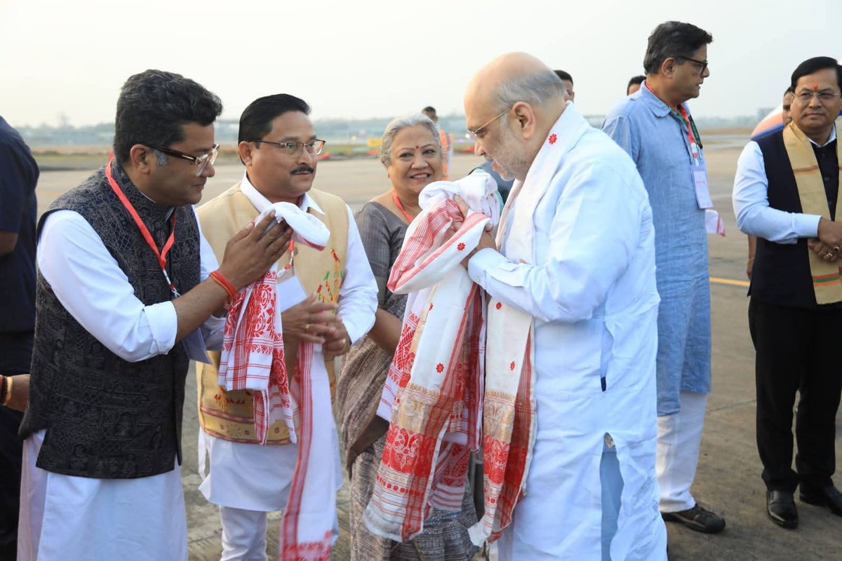 BJP4Assam's tweet photo. অসমৰ পবিত্ৰ ভুমিত উপস্থিত হোৱা ভাৰতৰ মাননীয় কেন্দ্ৰীয় গৃহমন্ত্ৰী শ্ৰীযুত অমিত শ্বাহ ডাঙৰীয়াক মাননীয় মুখ্যমন্ত্ৰী ড০ হিমন্ত বিশ্ব শৰ্মা ডাঙৰীয়া, মাননীয় ৰাজ্যিক সভাপতি শ্ৰীযুত দিলীপ শইকীয়া ডাঙৰীয়া, মাননীয় কেন্দ্ৰীয় মন্ত্ৰী শ্ৰীযুত সৰ্বানন্দ সোণোৱাল ডাঙৰীয়া, কেন্দ্ৰীয় ৰাজ্য মন্ত্ৰী শ্ৰীযুত পবিত্ৰ মাৰ্ঘেৰিটা ডাঙৰীয়া সহিতে দলৰ নেতৃবৃন্দই গুৱাহাটী লোকপ্ৰিয় গোপীনাথ বৰদলৈ আন্তঃৰাষ্ট্ৰীয় বিমানবন্দৰত উষ্ম আদৰণি জনায়।