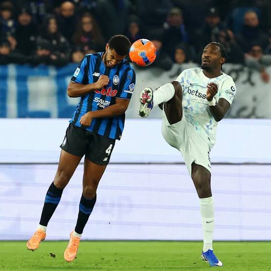 AddedTimeFR's tweet photo. 🇮🇹 INTER vs ATALANTA ce samedi 15h! Inter fragilisé après le derby perdu, Atalanta aussi après la claque en Ligue des Champions. Lautaro absent, Scamacca en forme. Un match crucial pour la course au Scudetto! #SerieA #InterAtalanta https://t.co/I2Xwbroedp