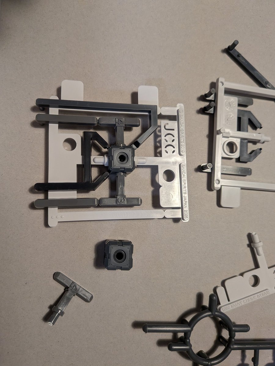 大きな声じゃ言えないけど、コレのどこらへんがすごいのかピンと来てない。

キューブ2個と微妙ジョイントでこのお値段は正直、ちょっと高いと思う。